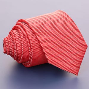 Rosa Krawatte mit geometrischer Signatur Hochzeitsgeschenk Hochwertig handgefertigt Eine elegante Ergänzung zu einem Anzug. fürbesondere anlasse