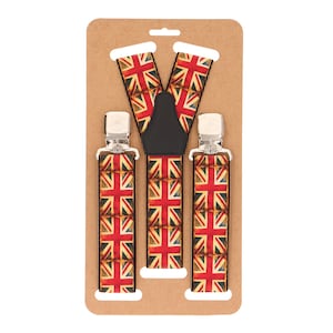 Peut inclure: Une paire de bretelles avec un motif Union Jack sur un fond en carton brun. Les bretelles ont des clips argentés et sont emballées dans un environnement de vente au détail.