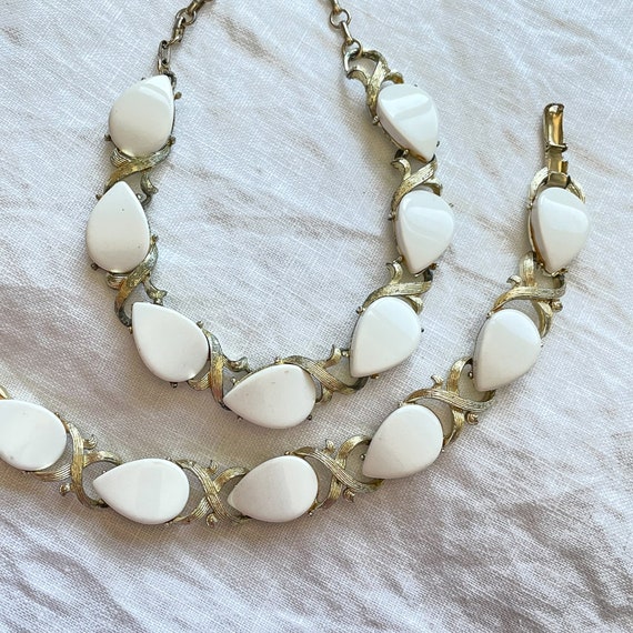 Vintage 60s White Demi Parure Necklace Bracelet S… - image 2