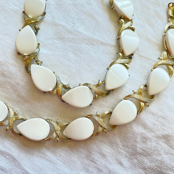 Vintage 60s White Demi Parure Necklace Bracelet S… - image 3