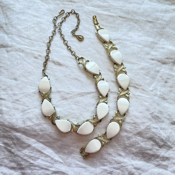 Vintage 60s White Demi Parure Necklace Bracelet S… - image 5