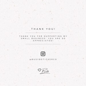 K&ouml;nnte beinhalten: Eine wei&szlig;e Karte mit dem Text "THANK YOU!" und einer Dankesbotschaft f&uuml;r die Unterst&uuml;tzung eines kleinen Unternehmens. Der Instagram-Handle @BUSYBSTICKERCO ist enthalten, zusammen mit einem Herzen und dem Namen "Beth".