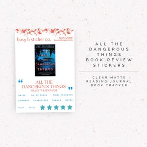 K&ouml;nnte beinhalten: Ein wei&szlig;es Stickerbogen mit dem Text "ALL THE DANGEROUS THINGS BOOK REVIEW STICKERS" und einem Buchcover-Bild. Enth&auml;lt Abschnitte f&uuml;r Daten, Zusammenfassung, Charaktere, Themen und Notizen. Das Stickerbogen ist f&uuml;r ein Lesetagebuch.