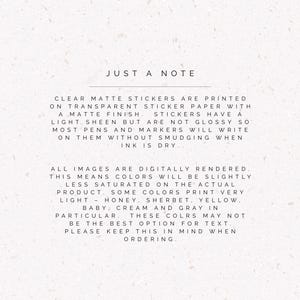 K&ouml;nnte beinhalten: Text auf strukturiertem, cremefarbenem Hintergrund: &bdquo;JUST A NOTE&ldquo;. Der Text beschreibt klare matte Aufkleber, die auf transparentem Papier mit matter Oberfl&auml;che gedruckt werden. Es wird auch erw&auml;hnt, dass Farben weniger ges&auml;ttigt erscheinen k&ouml;nnen.