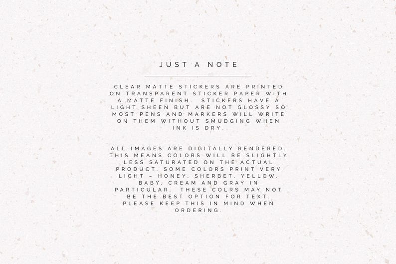 K&ouml;nnte beinhalten: Text auf strukturiertem, cremefarbenem Hintergrund: &bdquo;JUST A NOTE&ldquo;. Der Text beschreibt klare matte Aufkleber, die auf transparentem Papier mit matter Oberfl&auml;che gedruckt werden. Es wird auch erw&auml;hnt, dass Farben weniger ges&auml;ttigt erscheinen k&ouml;nnen.