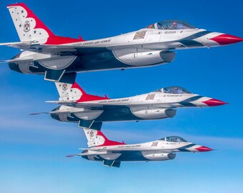 Peut inclure: Trois avions de chasse F-16 Fighting Falcon de l'US Air Force volent en formation contre un ciel bleu clair. Les avions sont peints aux couleurs du drapeau américain, rouge, blanc et bleu, avec des étoiles sur la queue.