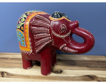 Hucha de cerámica con diseño de elefante rojo pintado a mano.
