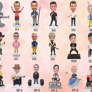 Puede incluir: Una colecci&oacute;n de 12 figuras con cabeza m&oacute;vil personalizadas, cada una con una pose y personalidad &uacute;nicas. Las figuras se muestran sobre un fondo rosa con el texto "Totalmente personalizado" en la parte superior.