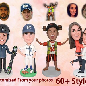 Puede incluir: Una colecci&oacute;n de mu&ntilde;ecos cabezones personalizados en varias poses y atuendos, incluyendo un jugador de b&eacute;isbol, un esquiador, un trabajador de la construcci&oacute;n y una pareja abraz&aacute;ndose. Los mu&ntilde;ecos cabezones tienen todos rasgos realistas y sonr&iacute;en. El texto "Personalizado a partir de tus fotos 60+ estilos" est&aacute; en la parte inferior de la imagen.