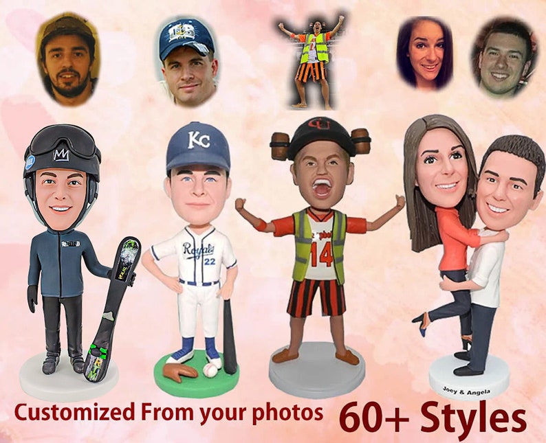 Puede incluir: Una colecci&oacute;n de mu&ntilde;ecos cabezones personalizados en varias poses y atuendos, incluyendo un jugador de b&eacute;isbol, un esquiador, un trabajador de la construcci&oacute;n y una pareja abraz&aacute;ndose. Los mu&ntilde;ecos cabezones tienen todos rasgos realistas y sonr&iacute;en. El texto "Personalizado a partir de tus fotos 60+ estilos" est&aacute; en la parte inferior de la imagen.