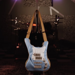 Sac en forme de guitare basse, bandoulière en cuir tenue festival, tenue rave femme bandoulière, sac bandoulière guitare