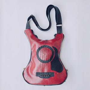 Bandoulière en cuir écologique bordeaux, Sac guitare en cuir italien bordeaux en forme de guitare, Sac à bandoulière bordeaux avec bandoulière réglable