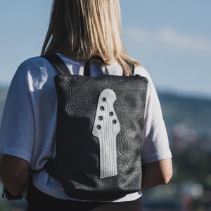 Mini mochila de cuero vegano Rock Fashion, bolso negro tipo cartera inspirado en la guitarra, mochila personalizada para portátil