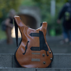 Sac à main inspiré de la guitare électrique avec bracelet en cuir écologique, sac à main pour tenue de festival, sacs à bandoulière cadeau insolite pour femme