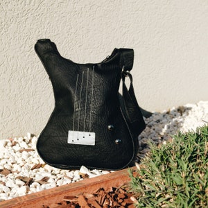 Sac à main en cuir noir fait main, sac à main gothique tendance maintenant, petit sac à bandoulière en cuir végétalien, sac hobo sac à bandoulière avec sangle de guitare