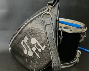 Bolso bandolera de piel vegana: diseño de notas musicales, estilo rock.