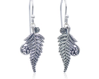 zilveren varenhangoorbellen, alsophila dealbata, plantensieraden, Nieuw-Zeelandse zilveren varenboom, varenoorbellen, schaduwmetalen, botanische sieraden
