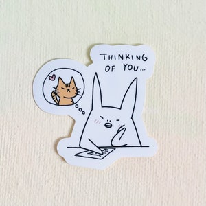 Pegatina de vinilo troquelada "Pensando en ti, adorable amigo gato", de Komopoko