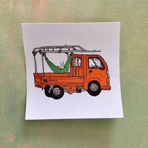 Może przedstawiać: Ręcznie rysowana ilustracja pomarańczowego samochodu dostawczego z platformą ładunkową i bagażnikiem dachowym. Dwa białe króliki siedzą w zielonej hamace wiszącej z bagażnika dachowego. Samochód ma napis "CARGO" na boku.