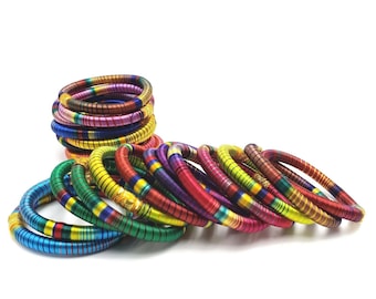 Lot de 12 bracelets joncs filés en soie multicolore