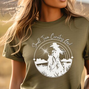 ¡Chica de campo de pueblo pequeño! - Camisa de caballo unisex, camiseta de rodeo, regalo de propietario de caballo, camiseta de vaquera, camisa de espectáculo de caballos, camiseta de pueblo pequeño, equitación