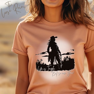 ¡La vida es dura, pero tú también! - Camisa de caballo unisex, camisa de rodeo, regalo para el dueño del caballo, camisa de caballo, camiseta de caballo vaquera, camisa de espectáculo de caballos