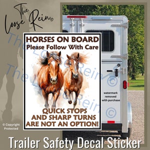 Könnte beinhalten: Anhänger-Sicherheitsaufkleber mit zwei braunen Pferden. Der Text lautet: „HORSES ON BOARD, Please Follow With Care. Quick Stops and Sharp Turns Are Not An Option!" für einen sicheren Transport.