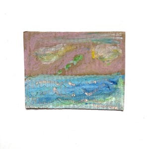 Paisaje en miniatura al óleo pastel: un paisaje marino ingenuo sobre cartón, original firmado a mano del océano y la playa por Charlotte Ortegon