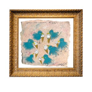 Pájaros azules comiendo helado de Charlotte Rees ~ pintura popular original al óleo pastel ~ arte naif peculiar sobre cartón para amantes de los pájaros