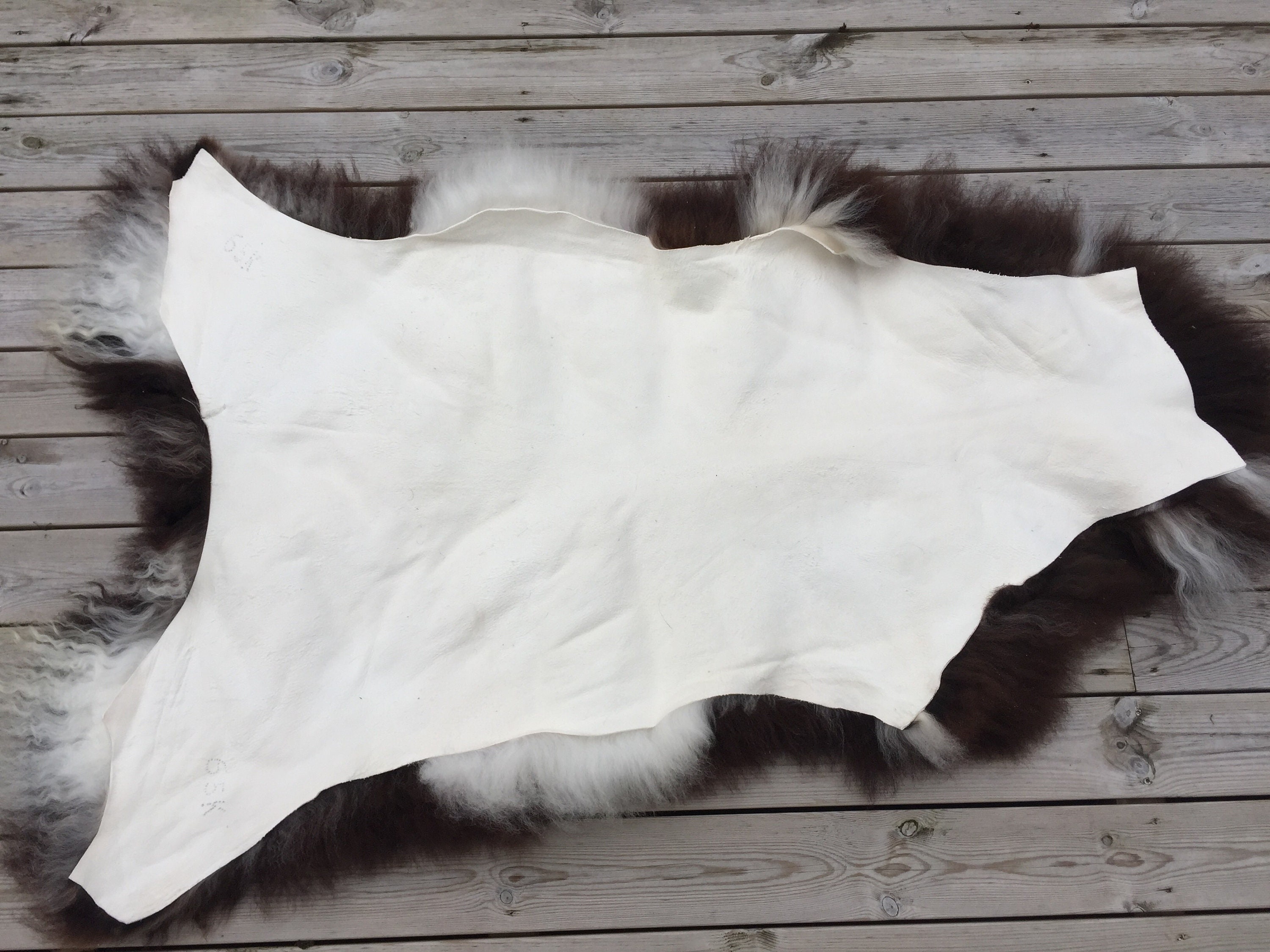 Volumous sheepskin soft throw real sheep skin Norwegian pelt natural dark brown 18159