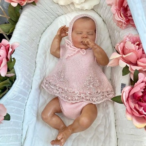 Roze jurk herboren pop, pasgeboren meisje kanten outfit foto prop, 18 inch siliconen echte pop outfit, babyblouse, bloeiers en motorkap set