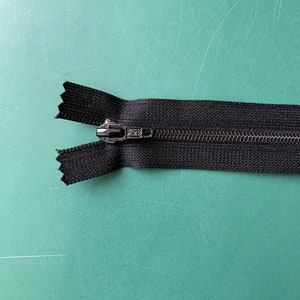 YKK | Reißverschluss | 39 cm | schwarz | nicht teilbar | Kunststoffspirale 25 mm