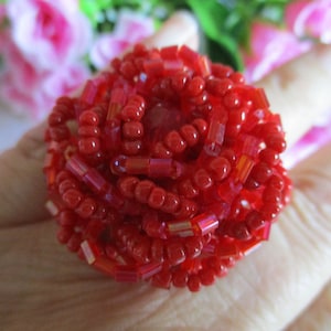 Vintage Stretch Seed Bead Dress Ring, Glass Seed Bead Ring, Flower Ring, Red Stretch Ring, Red Cocktail Ring, Ref DR/5