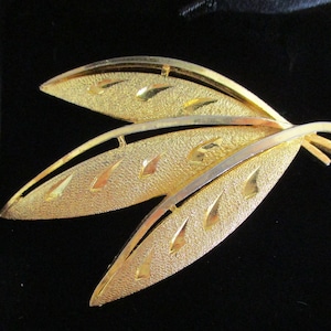 Vintage Gold Leaf Brooch, Gold Tone Leaf Brooch, Modernist Gold brooch, Leaf Brooch, Gold Statement Brooch, Gold Plated Brooch, BR/12