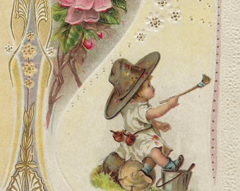 Ancienne carte de Saint-Valentin découpée avec des matrices en relief avec des fleurs et un petit garçon assis sur une bûche, peinture