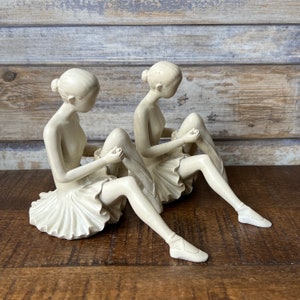Vintage vit keramikuppsättning med två sittande ballerinafigurer bild 5