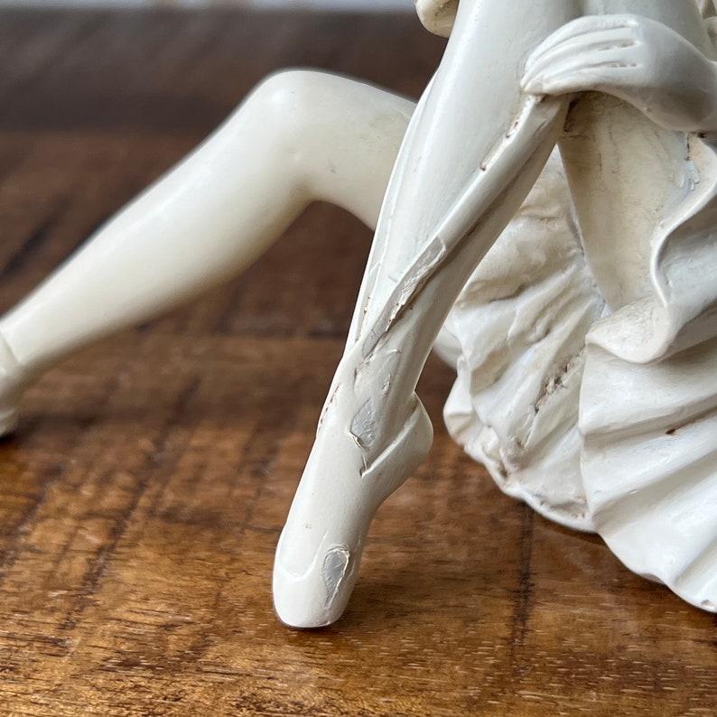 Vintage vit keramikuppsättning med två sittande ballerinafigurer bild 9