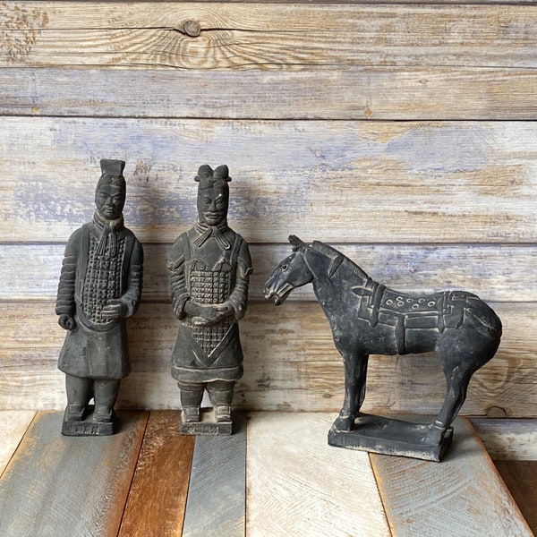 Ensemble de trois figurines de guerriers et de chevaux de l'armée de terre cuite en céramique noire faite à la main vintage