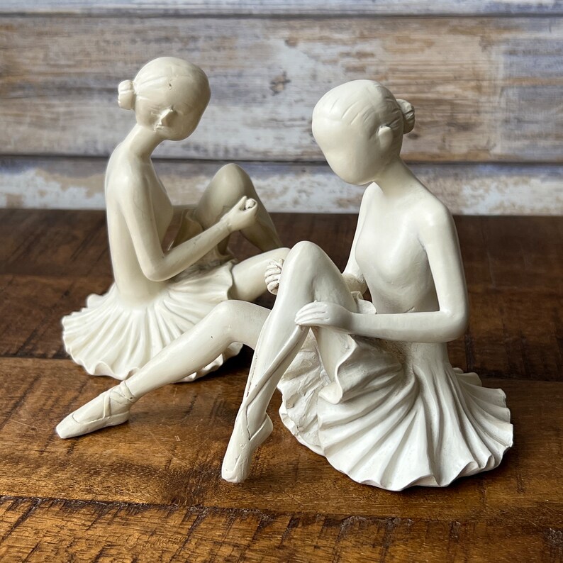 Vintage vit keramikuppsättning med två sittande ballerinafigurer bild 3