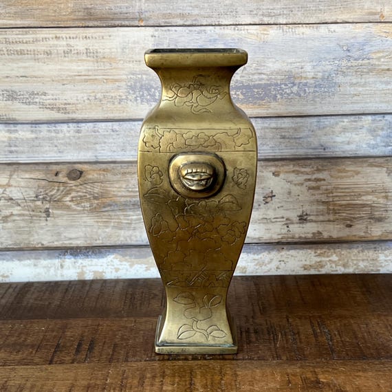 装飾的な金属製花瓶 真鍮製　中古品 全て真鍮製 花瓶(金属彫刻入り)