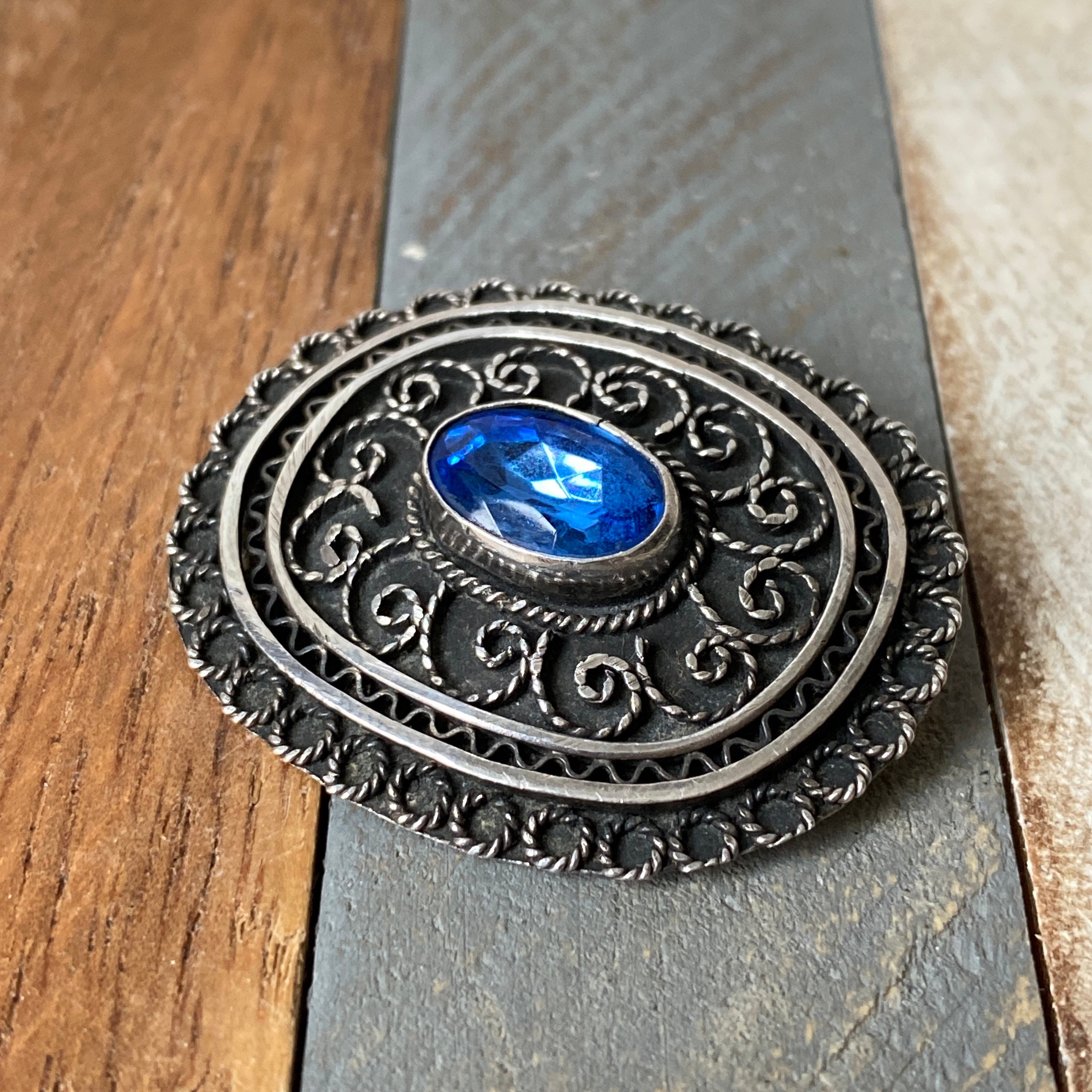 Broche Bijou Forme Fleurs Avec Abeille | Matière Pierre | Occasion - État à Vérifier