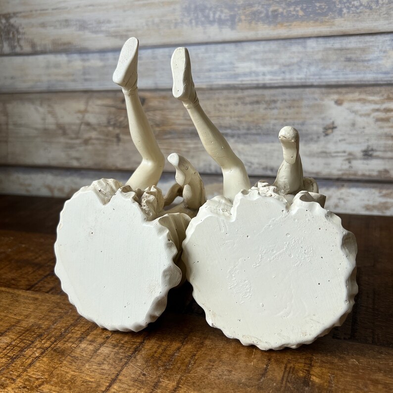 Vintage vit keramikuppsättning med två sittande ballerinafigurer bild 6