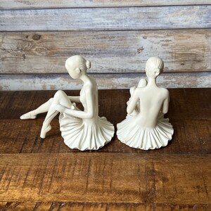 Vintage vit keramikuppsättning med två sittande ballerinafigurer bild 8