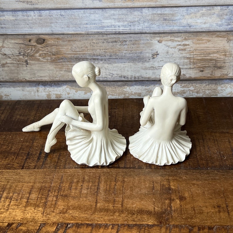 Vintage vit keramikuppsättning med två sittande ballerinafigurer bild 8
