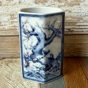 Boquilla octogonal de cerámica japonesa vintage con motivos de bambú y flores de cerezo.