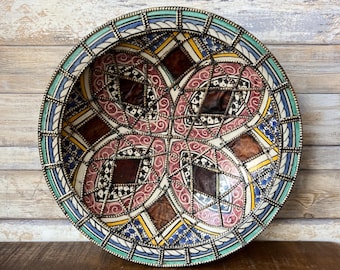 Tigela/prato antigo marroquino berbere mourisco, grande, em cerâmica policromada, com filigrana de prata e decoração em couro.