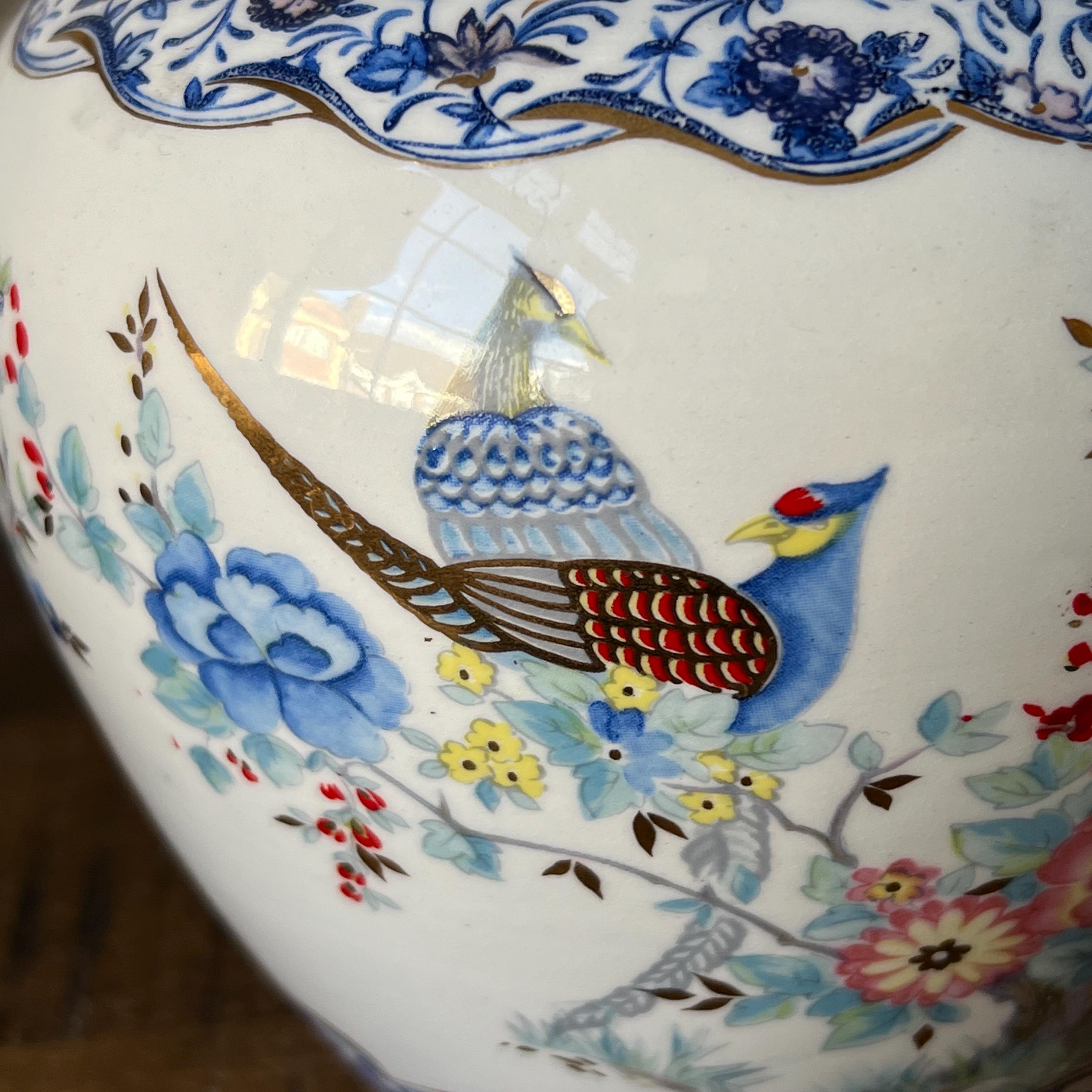 日本の鶴、鳥、花が描かれたヴィンテージのイタリア製磁器の花瓶