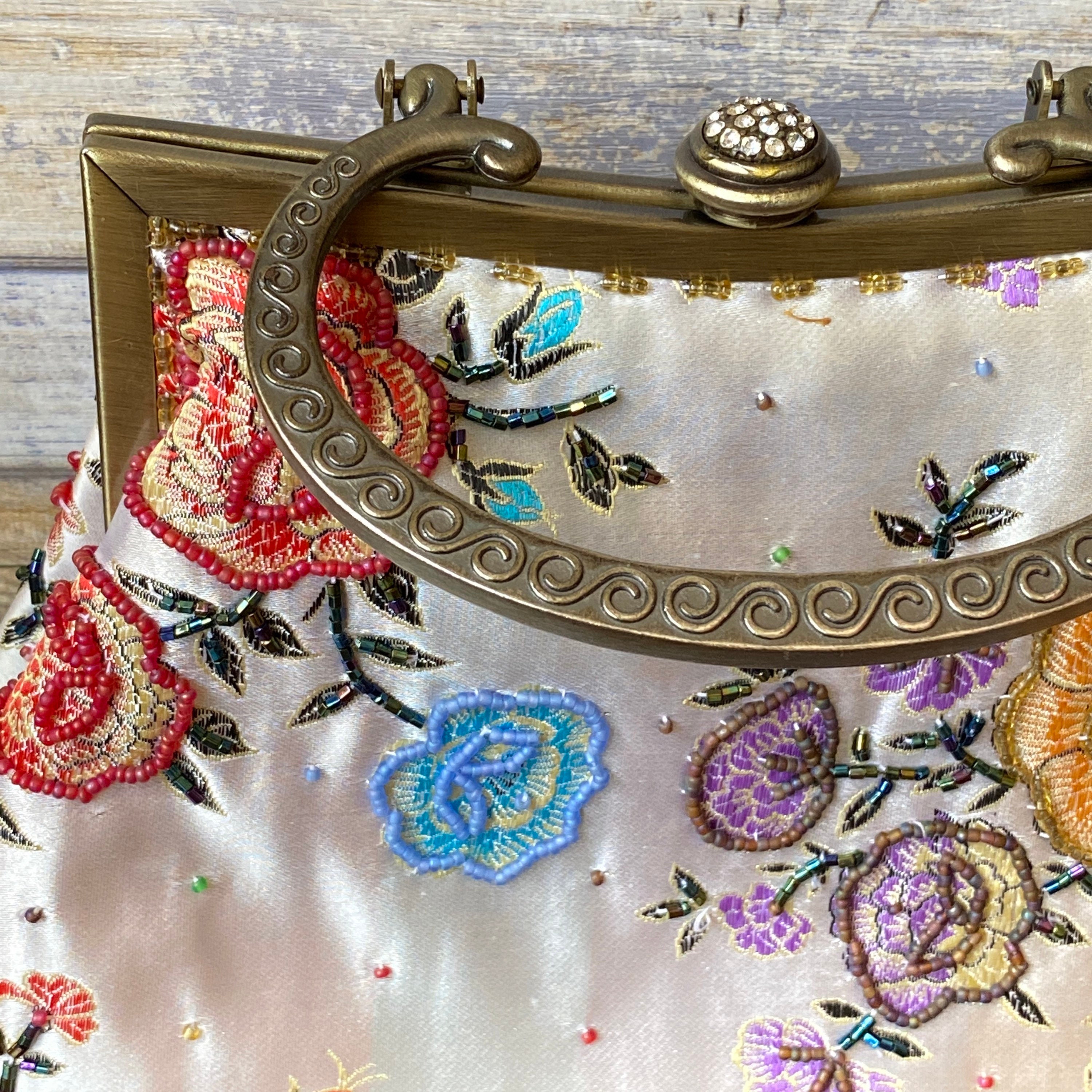 Borsa da sera / Pochette realizzata con perline nere e fiori in rosa, bianco, blu con foglie verdi - Italia