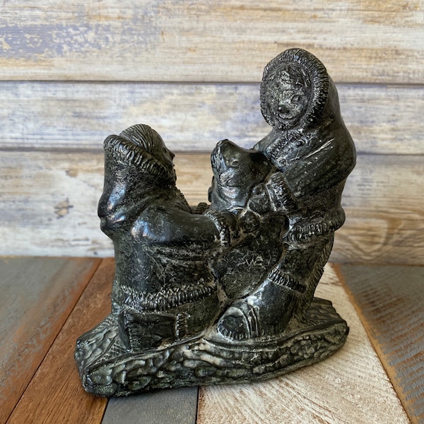 Original Vintage Handgeschnitzte Steinskulptur Inuit Mädchen mit Siegel wunderschön detailliert signiert