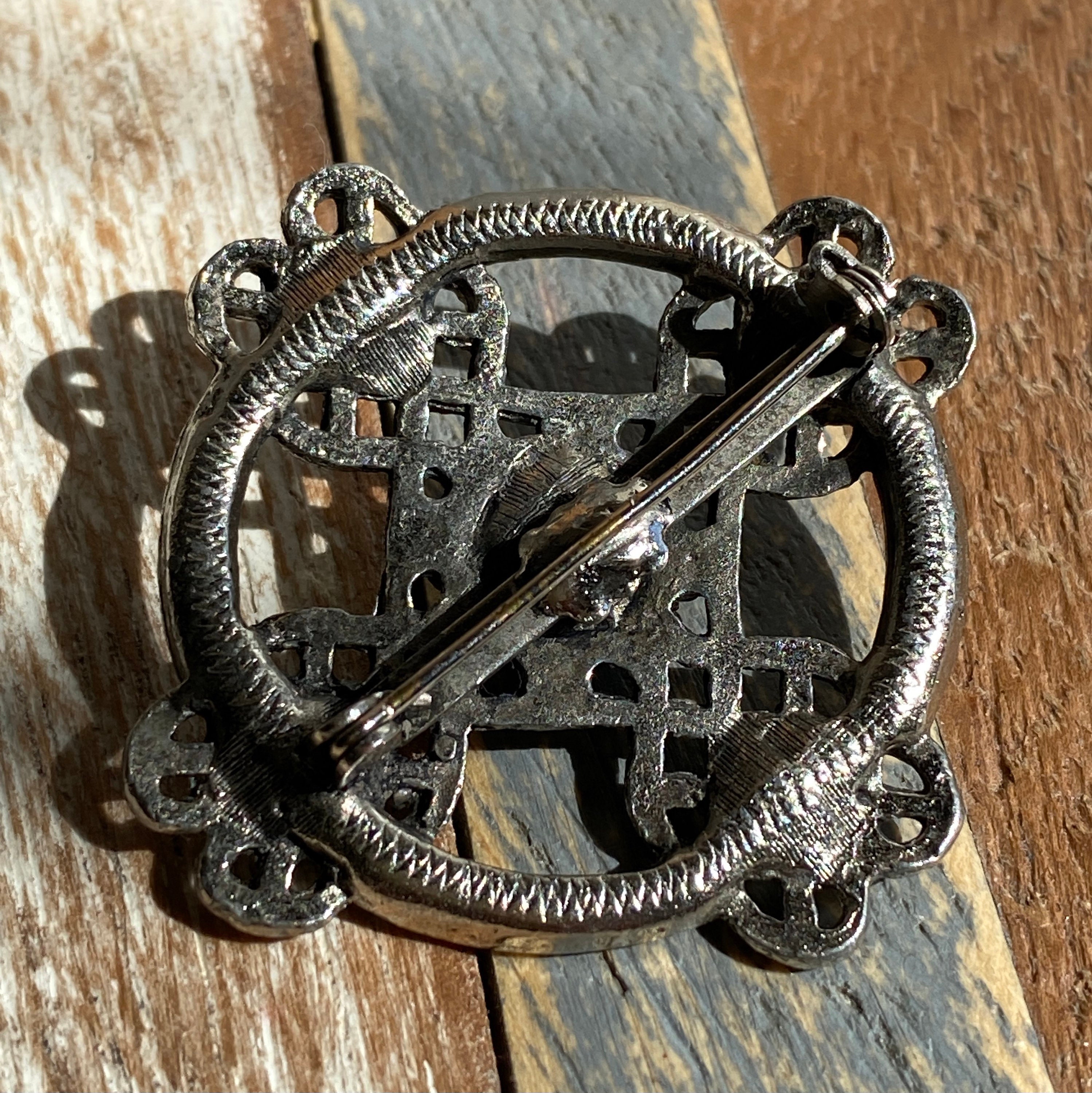Broche En Argent Massif Avec Pierre Verte - Motifs Celtiques - Occasion Très Bon État